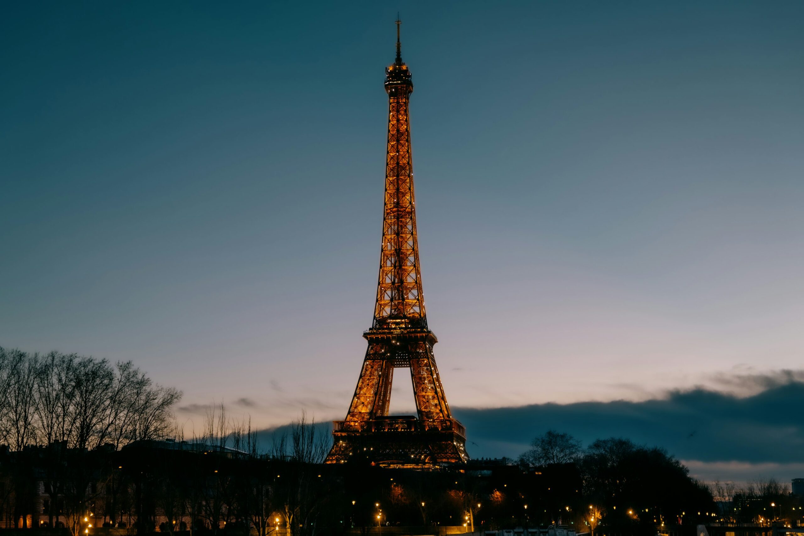 Paris skyline and Eiffel Tower at dusk for a Farelyt night guide